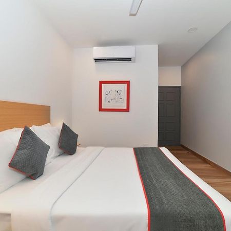 Vaccinated Staff- Oyo Townhouse 384 Nk Hotels Dispur Exterior foto