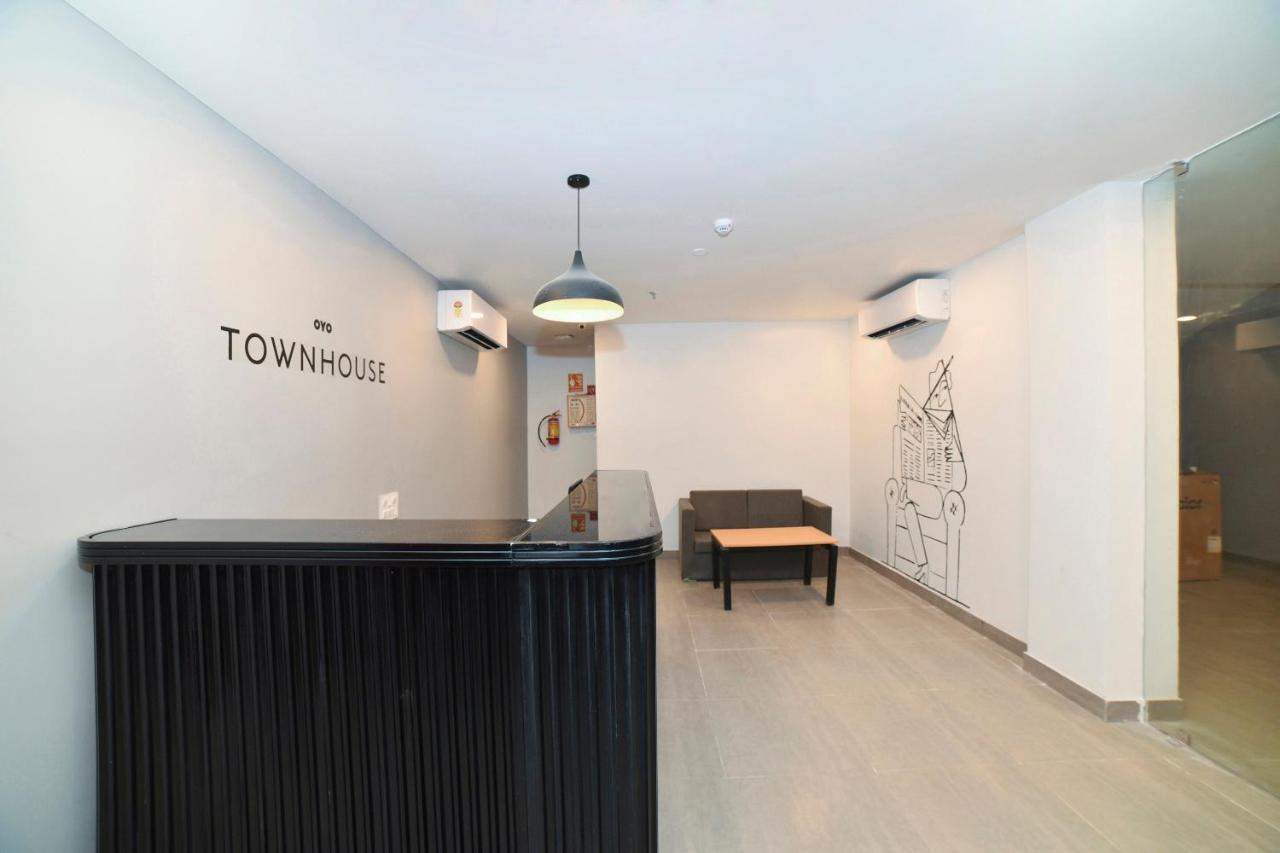 Vaccinated Staff- Oyo Townhouse 384 Nk Hotels Dispur Exterior foto